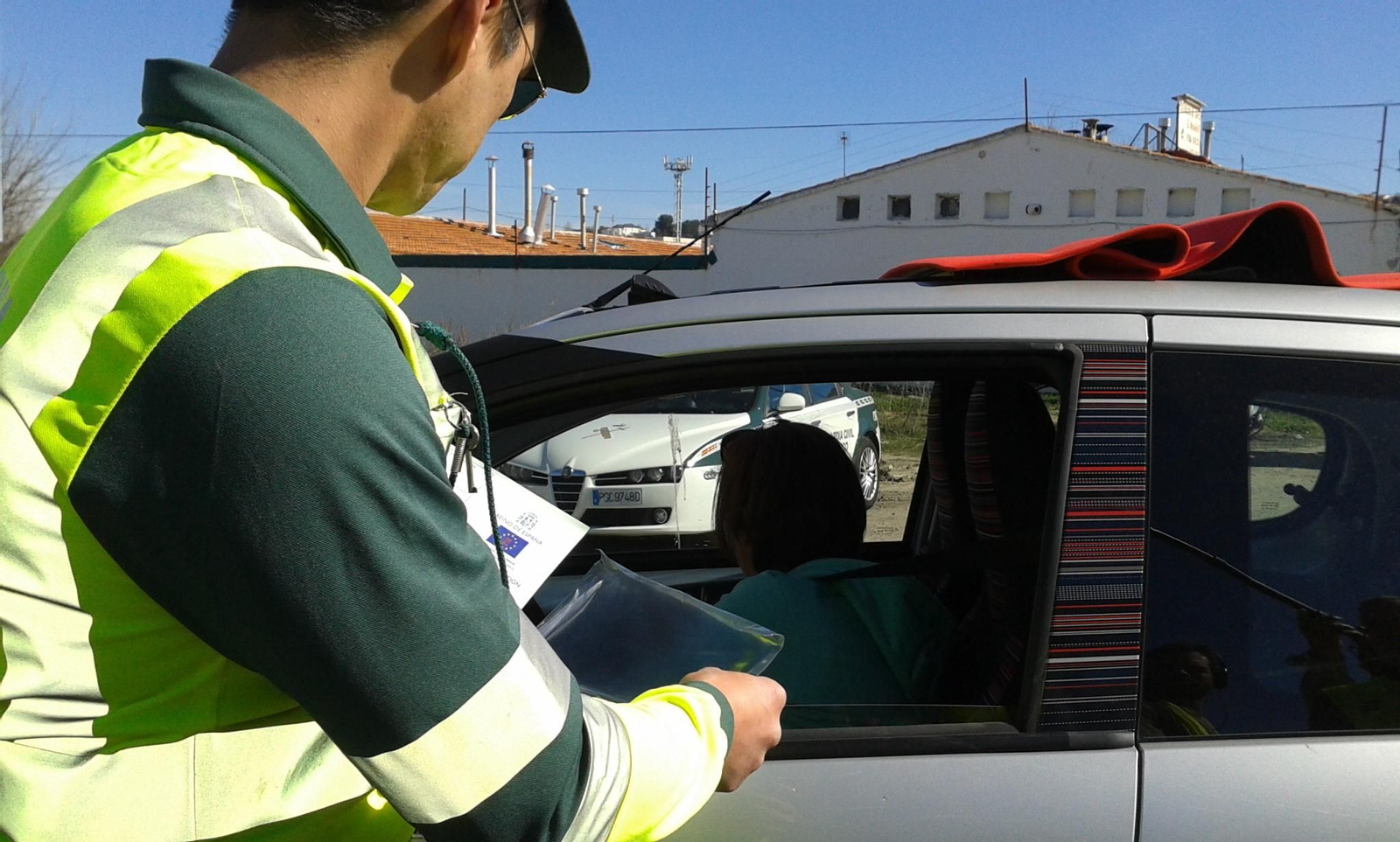 Un guardia civil examina la documentación de un vehículo.