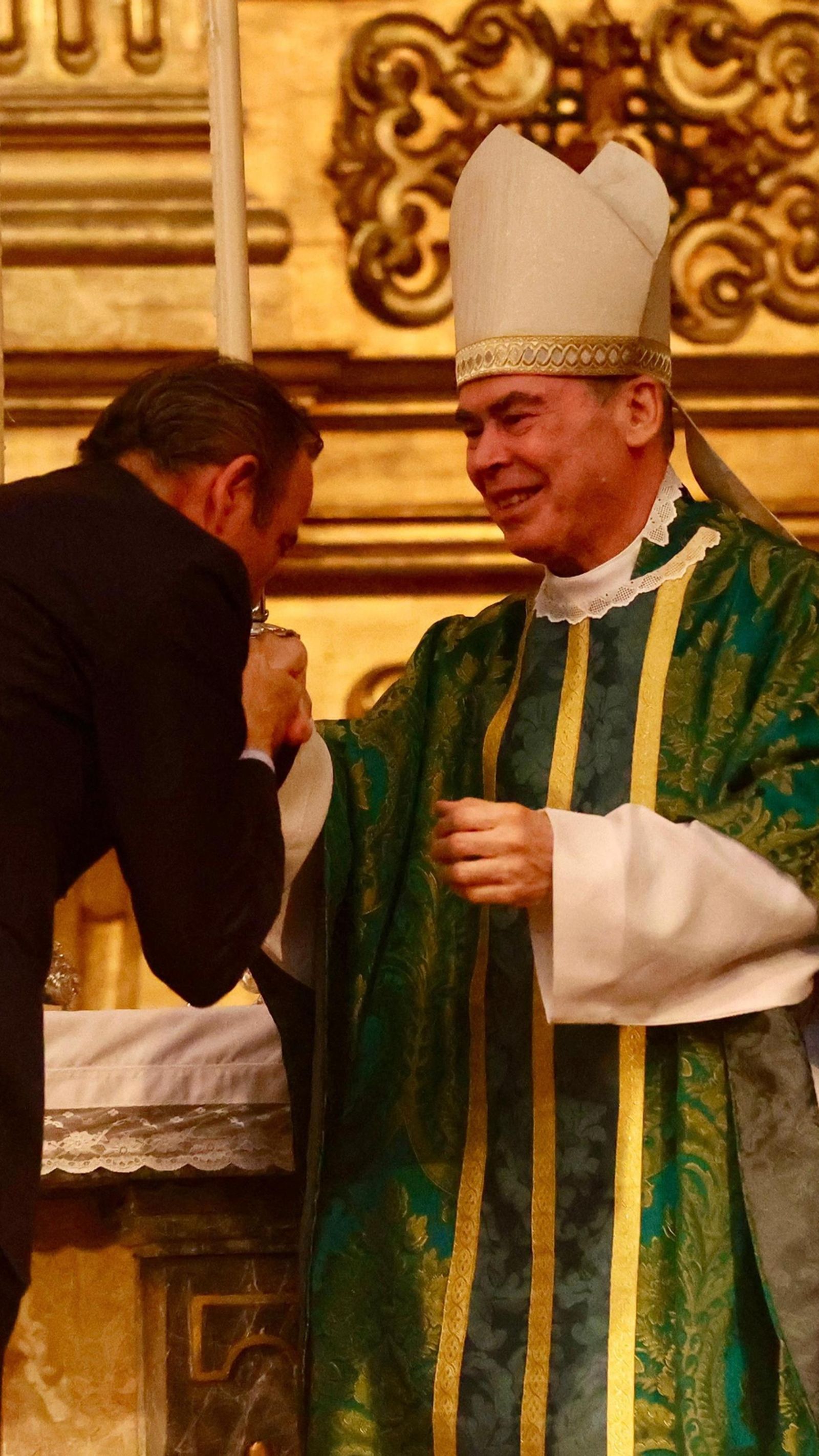Atencia besa el anillo del obispo de Málaga, Jesús Catalá.