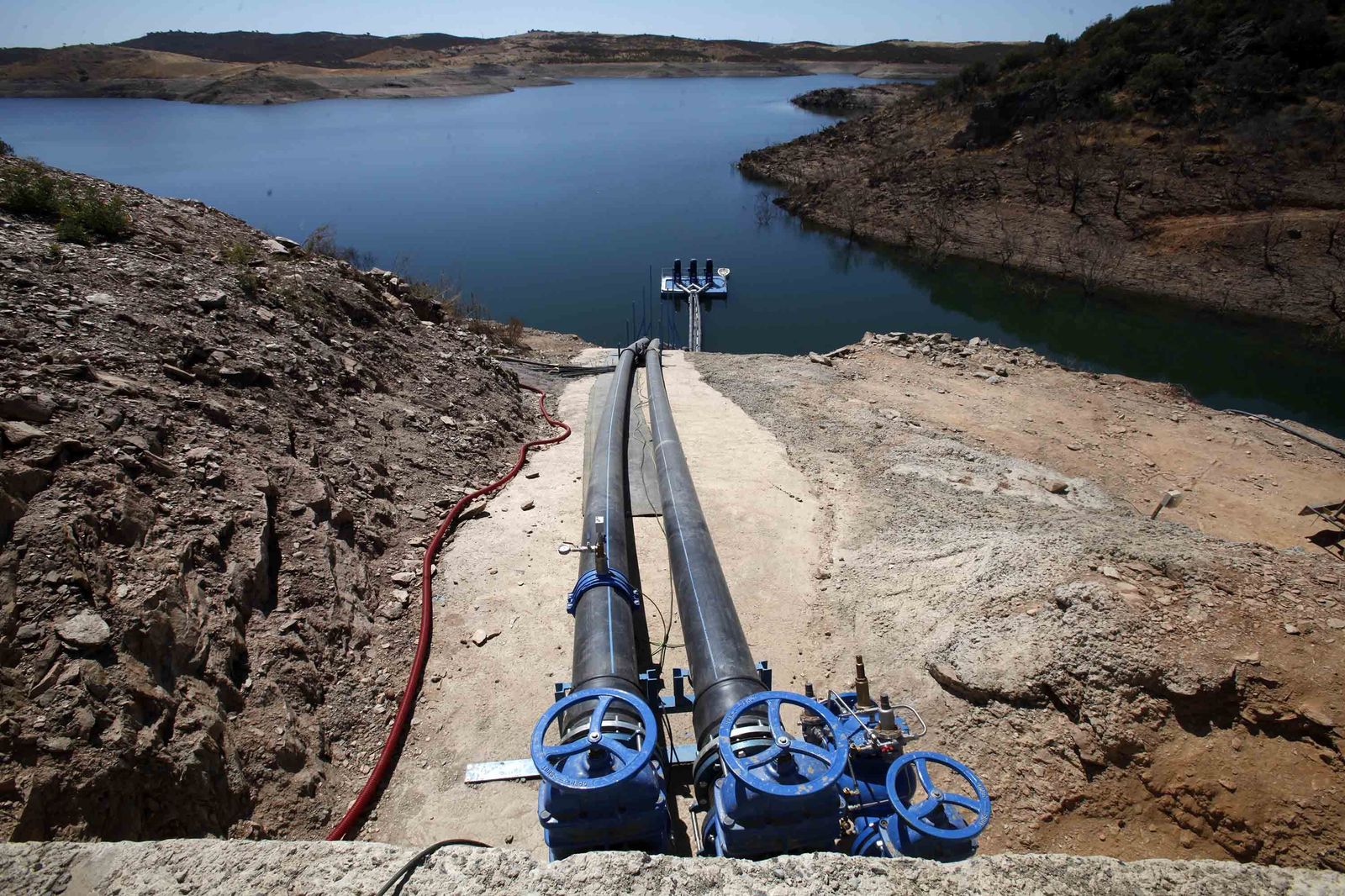 Palafito en la presa del Andévalo