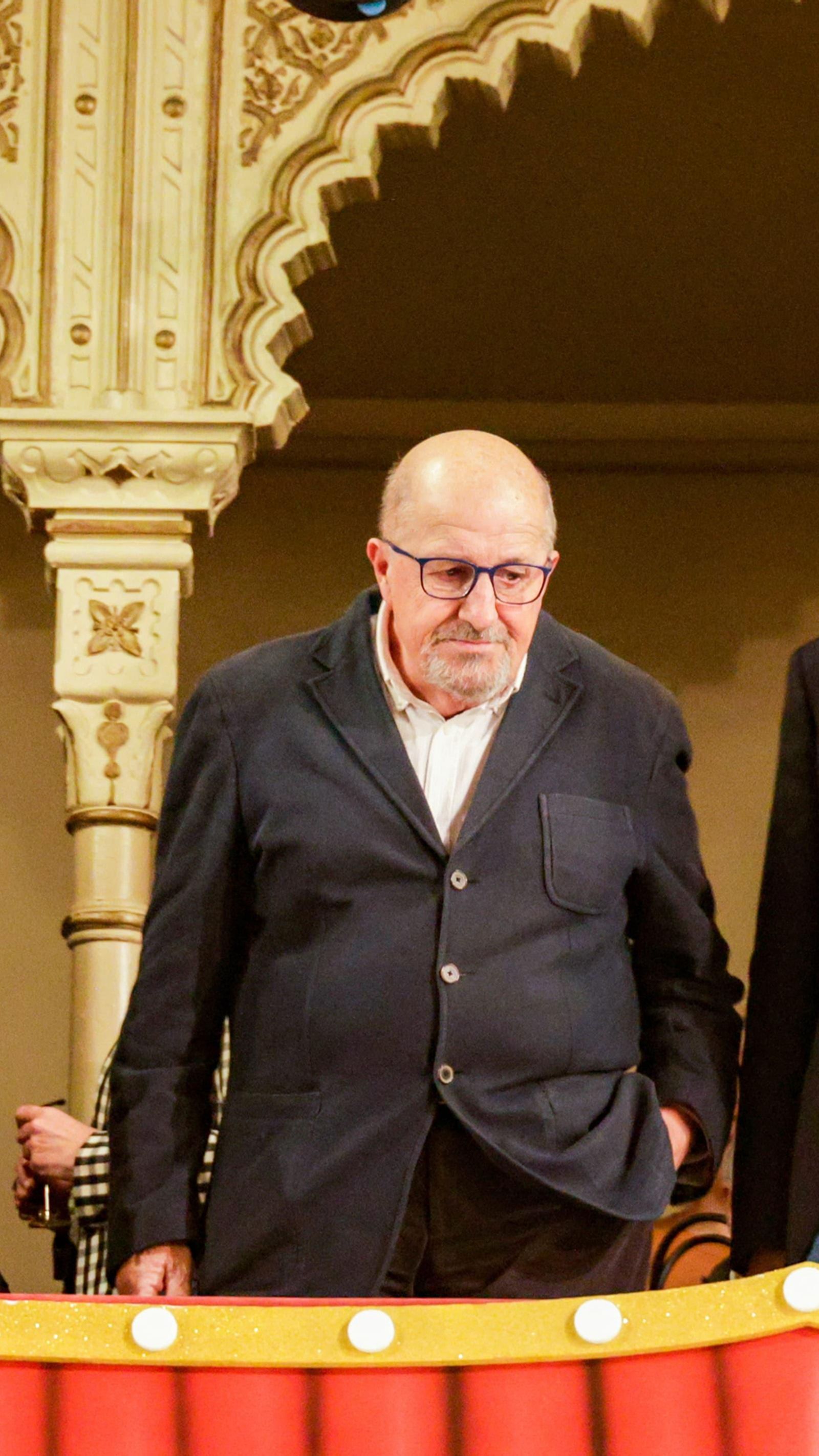 Luis Frade y el hijo de él y Adela del Moral, Ito, en el palco municipal junto al alcalde de Cádiz, Bruno García.