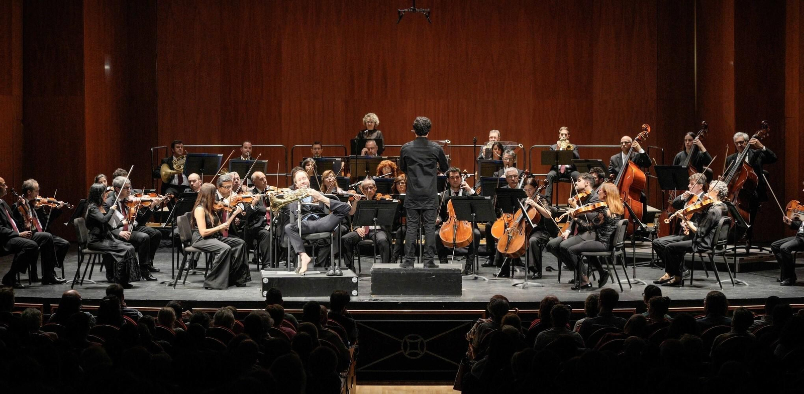 La Orquesta de Córdoba, con el trompista Felix Klieser y el director Hossein Pishkar, en el concierto.