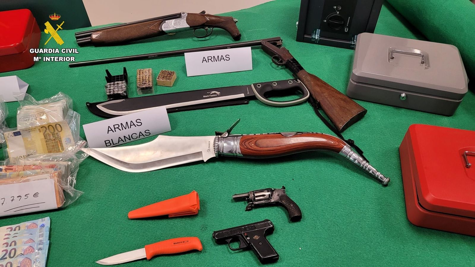 Armas y dinero incautado