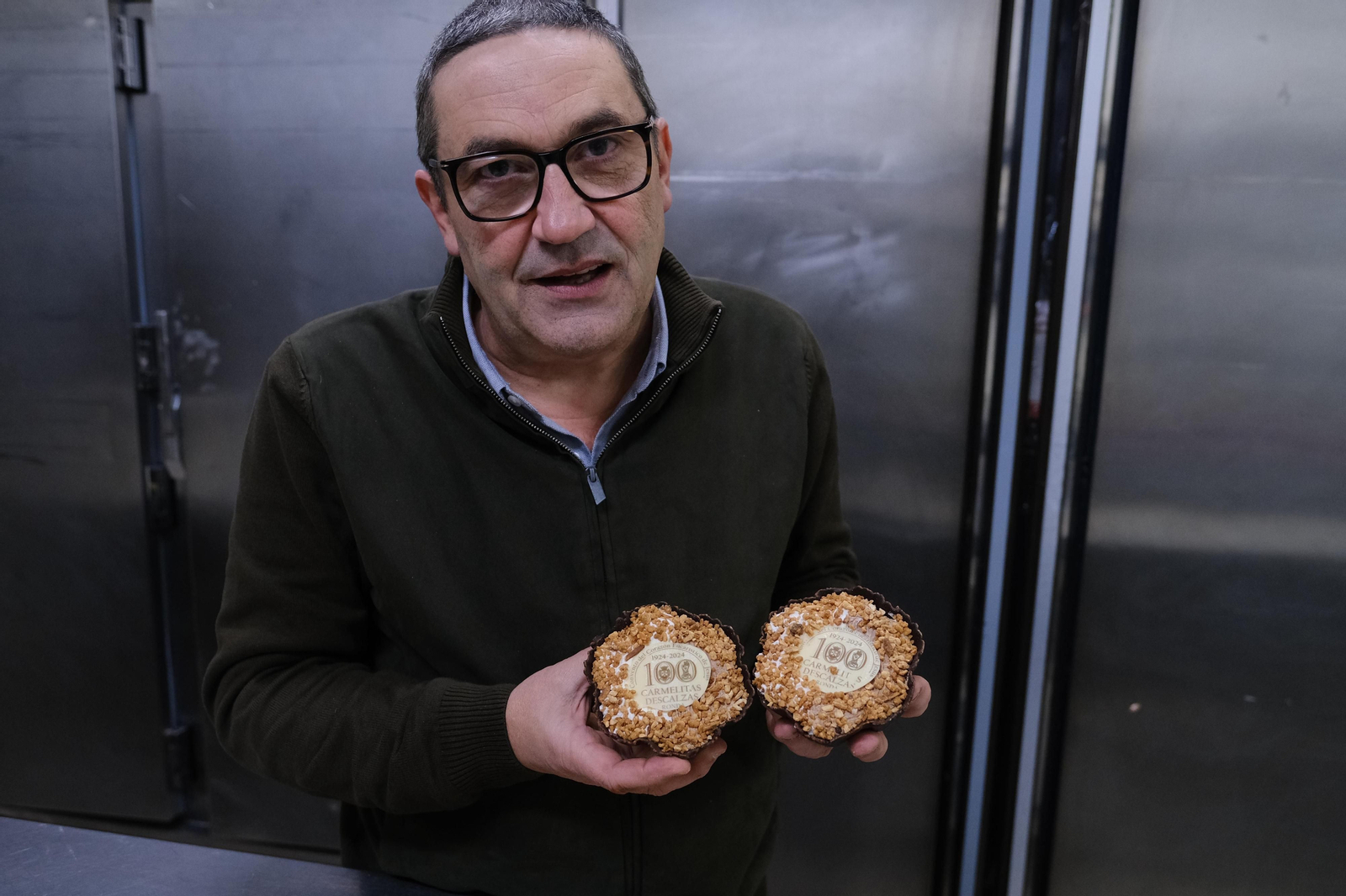 David Verdú muestra dos de las tartaletas.