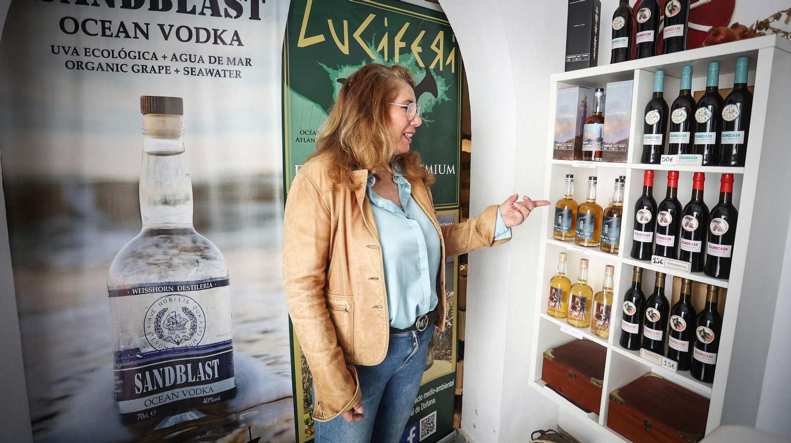 María Eugenia Rodríguez, dueña de ‘Weisshorn, enseña los diferentes productos creados en la destilería ubicada en el Barrio Alto de Sanlúcar de Barrameda.