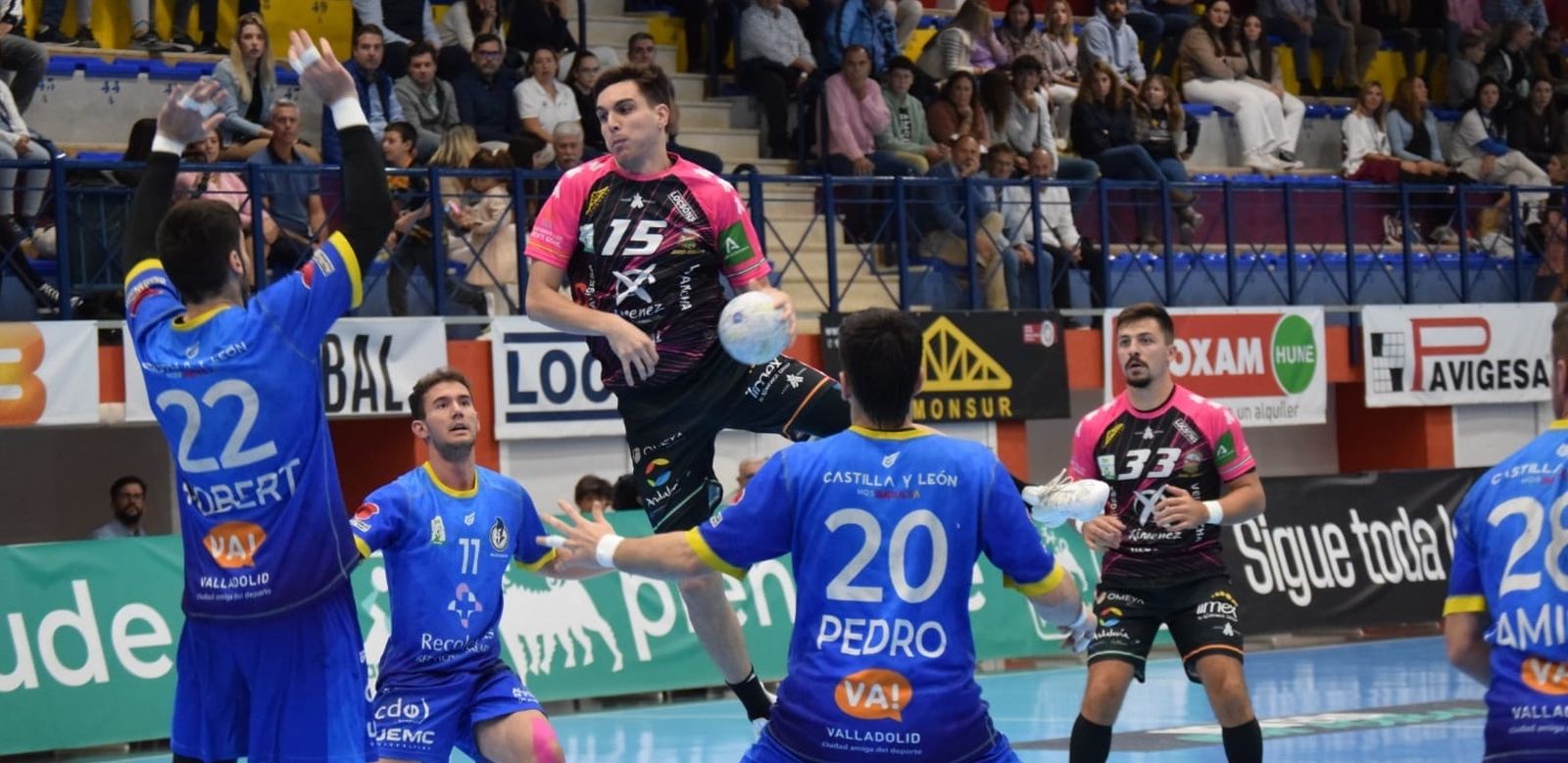 Aizen se dispone a lanzar ante la presencia de dos defensores vallisoletanos.