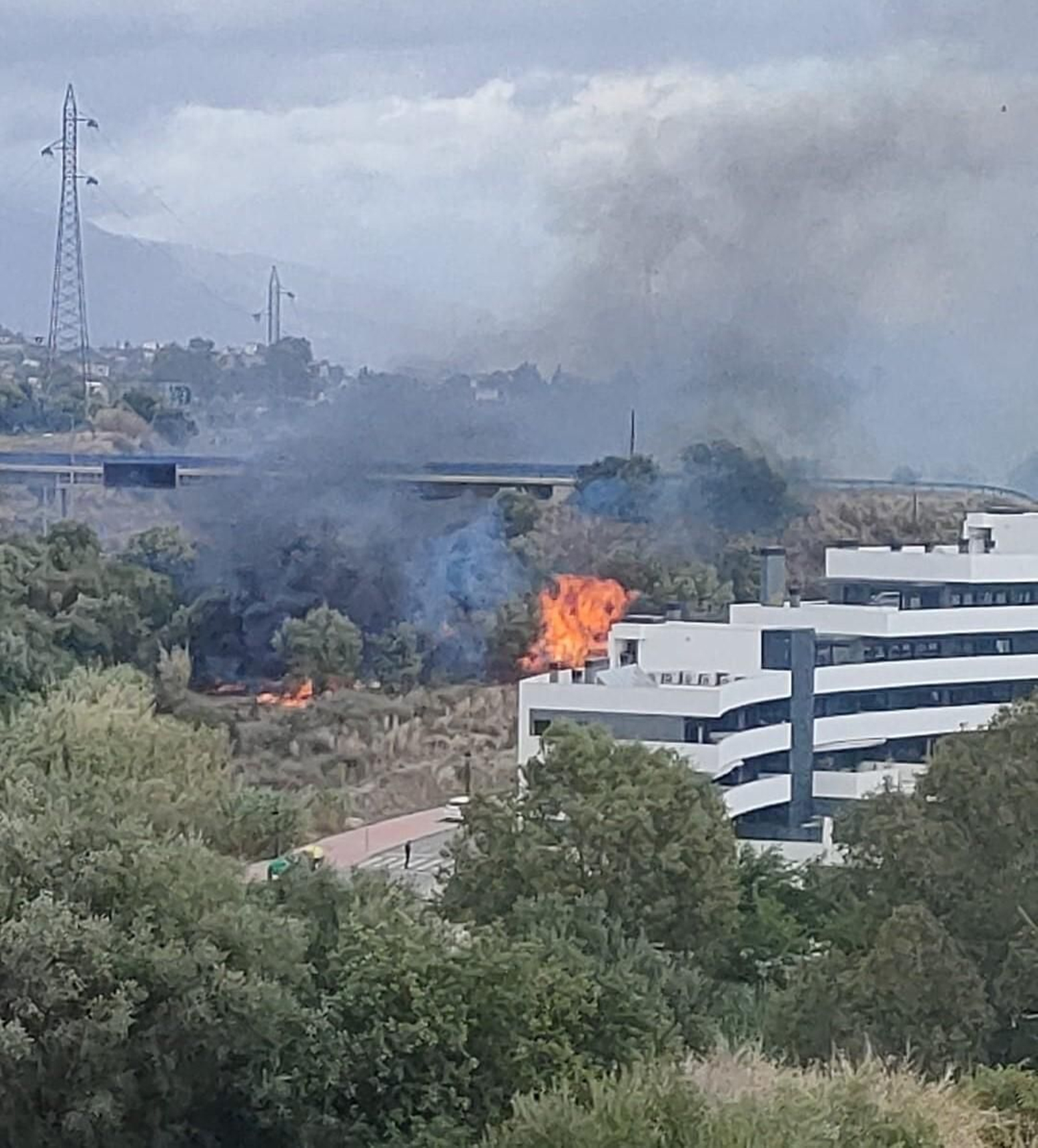 El fuego ha quedado extinguido sobre las 18:20 horas.