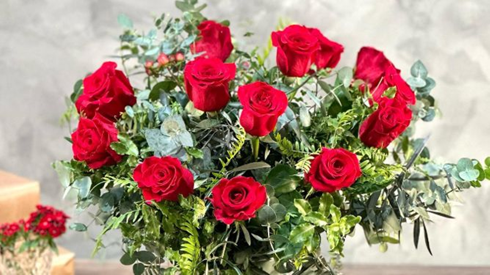 Uno de los arreglos con rosas de La Floristería