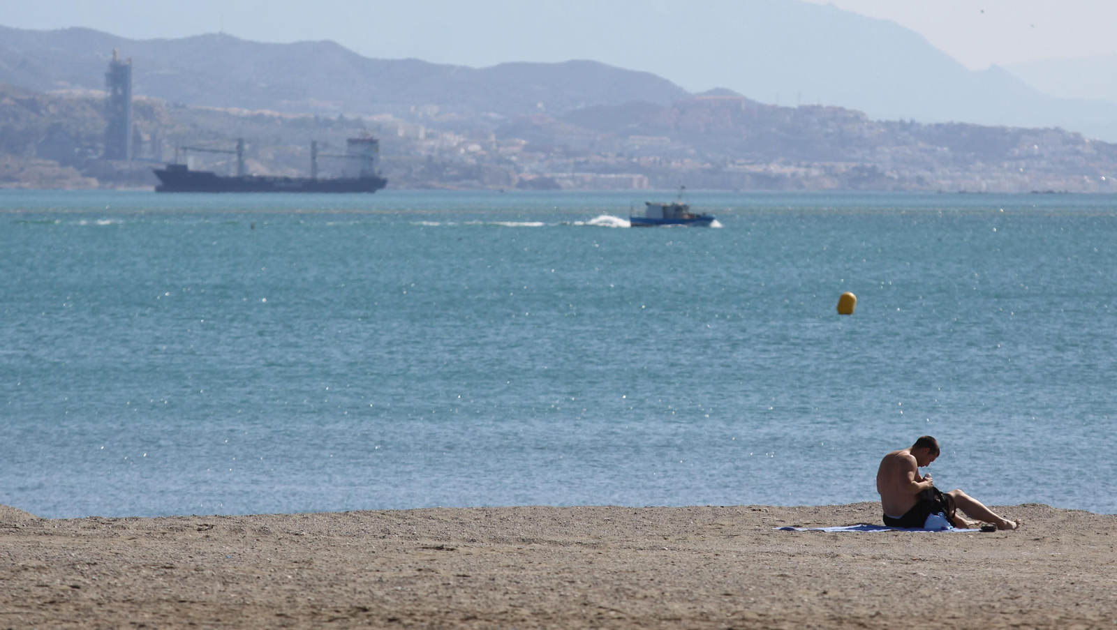 Una persona en la playa en un día soleado en Málaga.