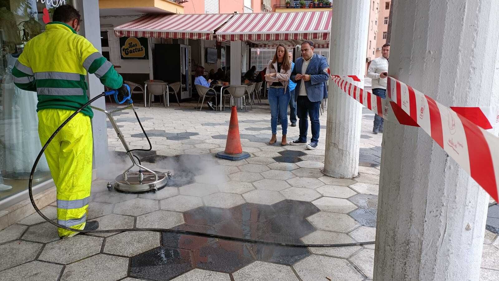 Almuñécar incorpora dos máquinas de limpieza de vapor a alta presión para aceras y paseos marítimos valoradas en más de 100.000 euros