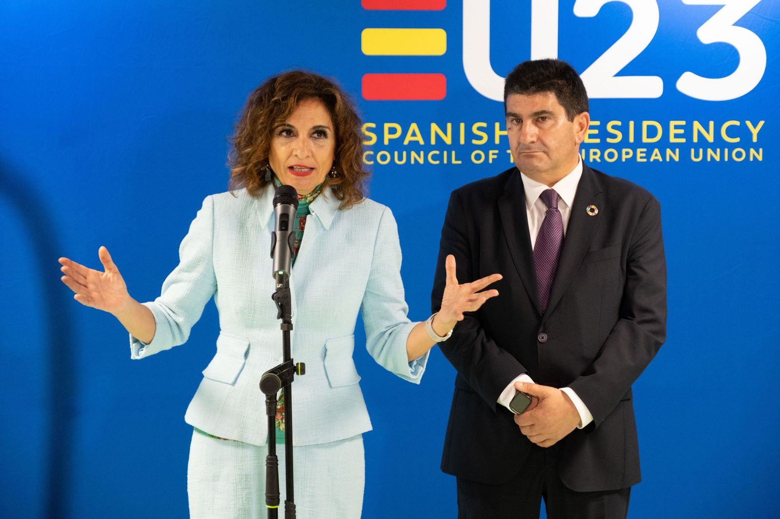 María Jesús Montero atiende a los medios de comunicación en Santiago de Compostela.