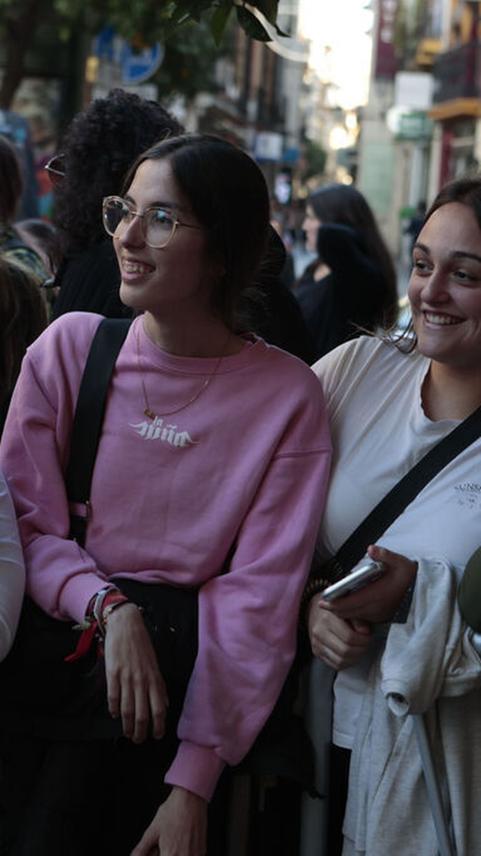 Público adolescente apostado en la puerta del Hotel Colón para ver llegar a los famosos.
