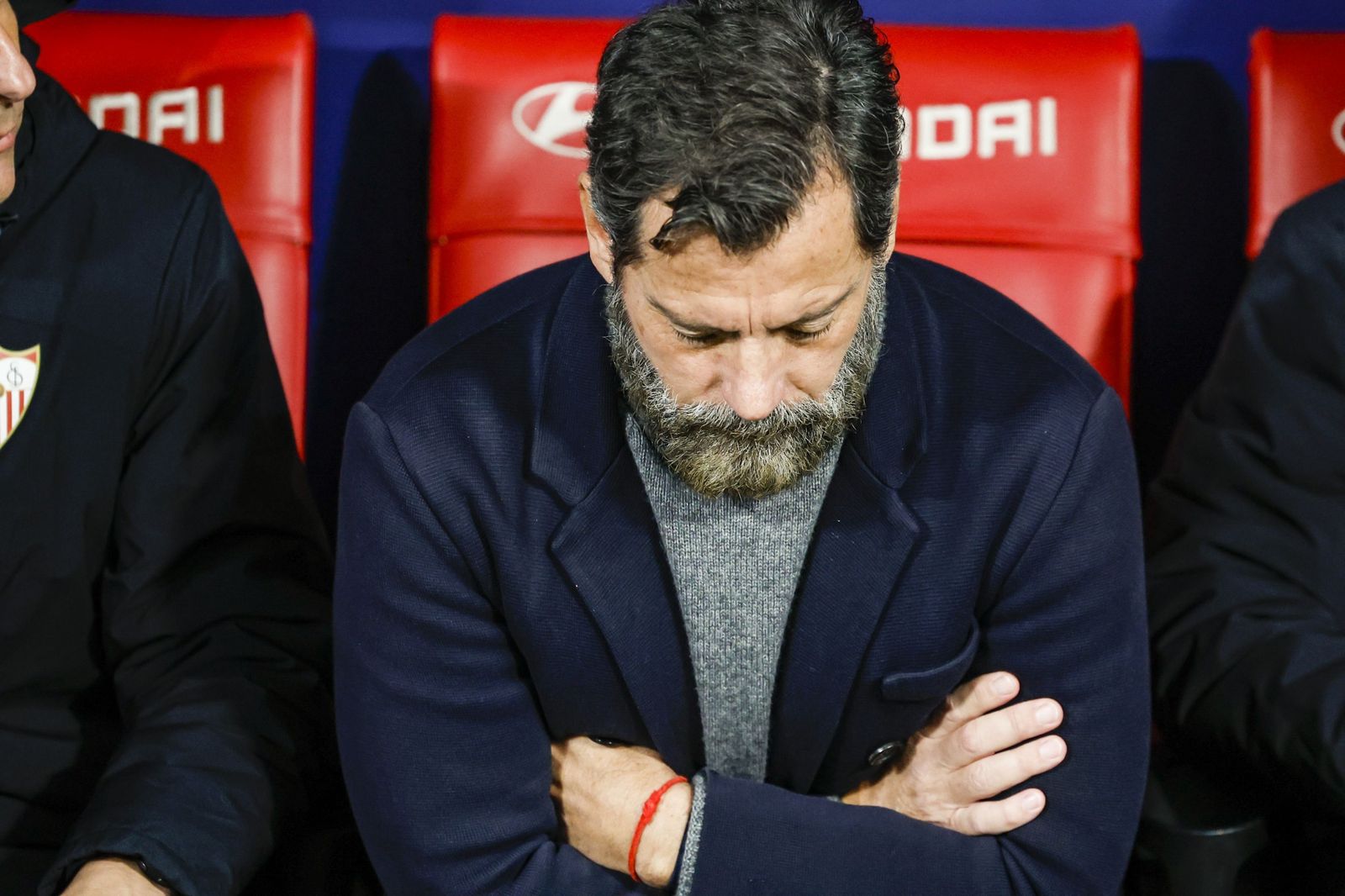 Quique Flores, abatido en el banquillo del Metropolitano.