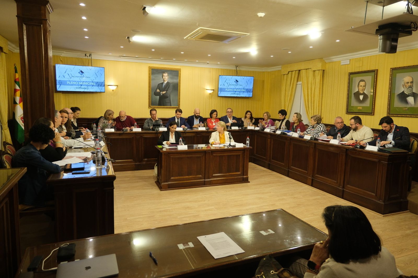 Un momento del Pleno del Ayuntamiento de Cabra.