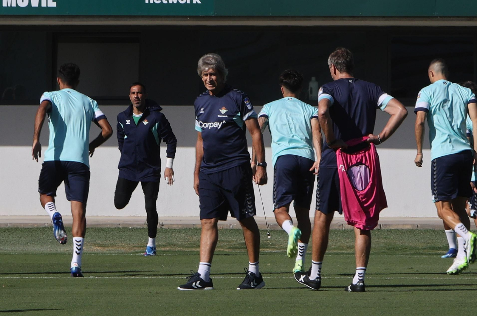 Pellegrini sigue con atención el trabajo de sus hombres.