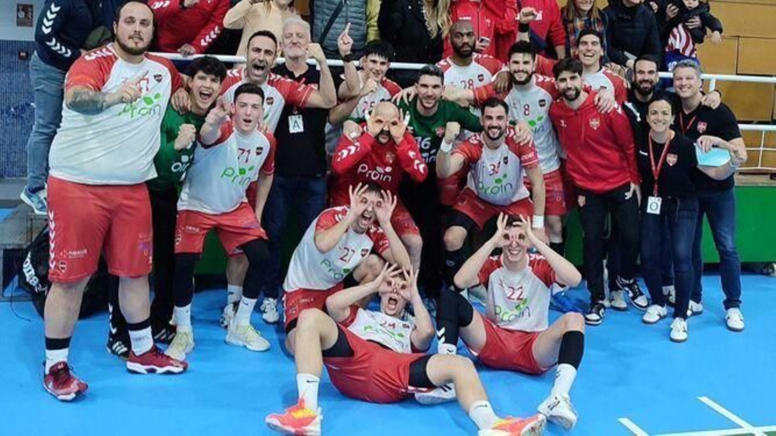 Los integrantes del BM Proin Triana celebran el triunfo en Córdoba.