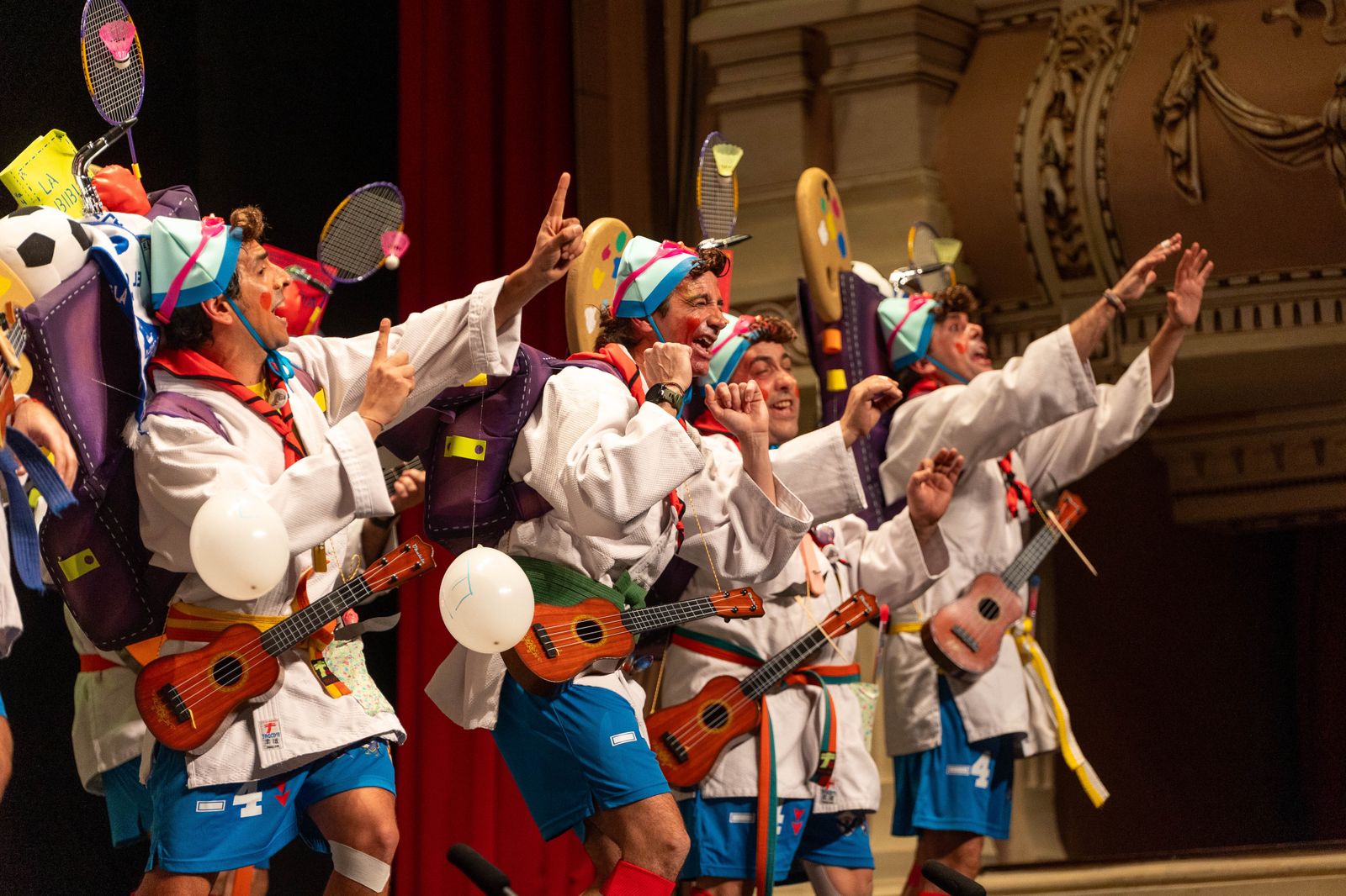 Imágenes de la actuación de la murga de Ayamonte "Ni Messi, ni Picasso, papá harme caso" en el Carnaval Colombino