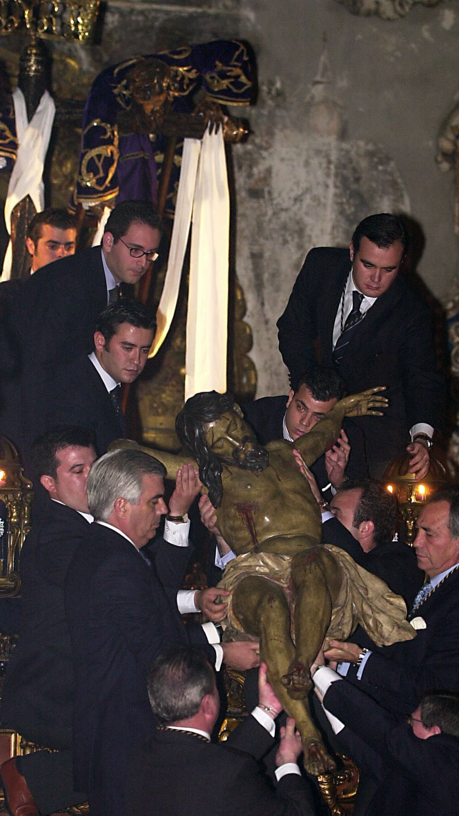 El Señor del Descendimiento, trasladado al paso por sus cofrades en una imagen de archivo.
