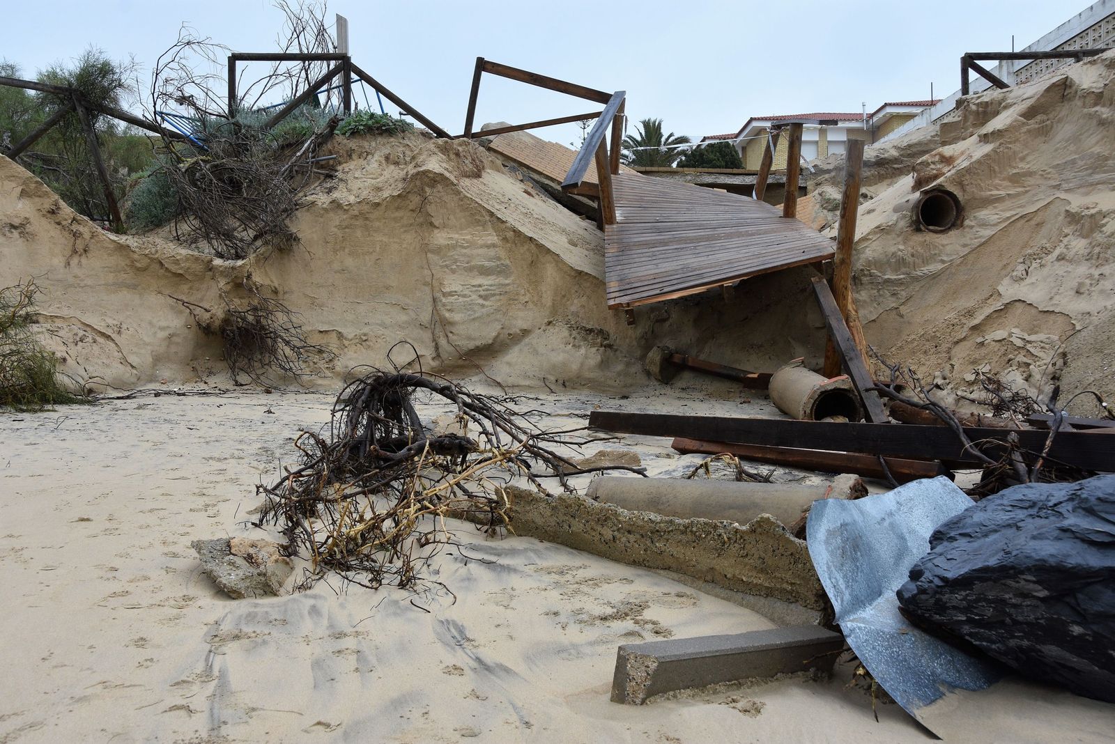 Estado de la playa de El Portil tras el temporal.