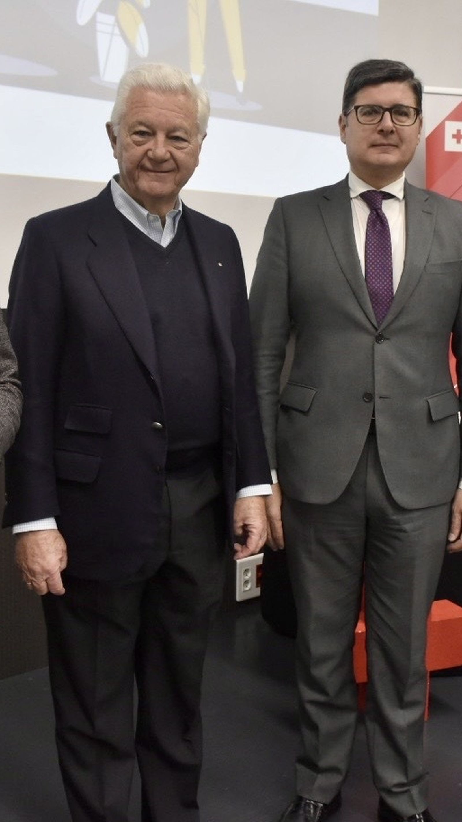 El presidente del Caixafórum, Moisés Roiz; el presidente de Cruz Roja Sevilla, Francisco Rodríguez Guante; el delegado de Empleo del Ayuntamiento de Sevilla, Álvaro Pimentel; y el presentador Luis Márquez, que condujo el acto.