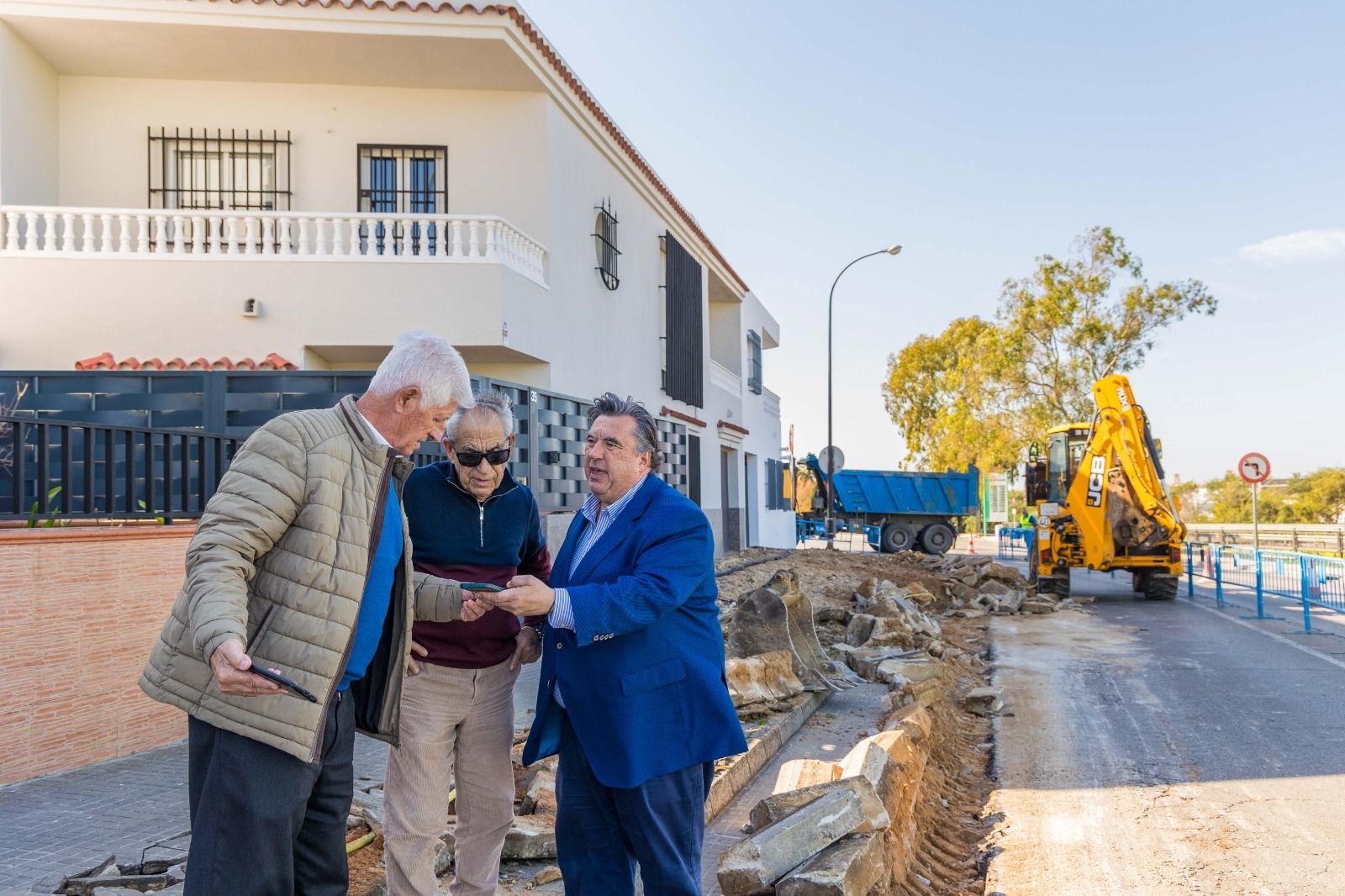 Visita del concejal Javier Navarro y responsables vecinales a las obras de Pery Junquera.