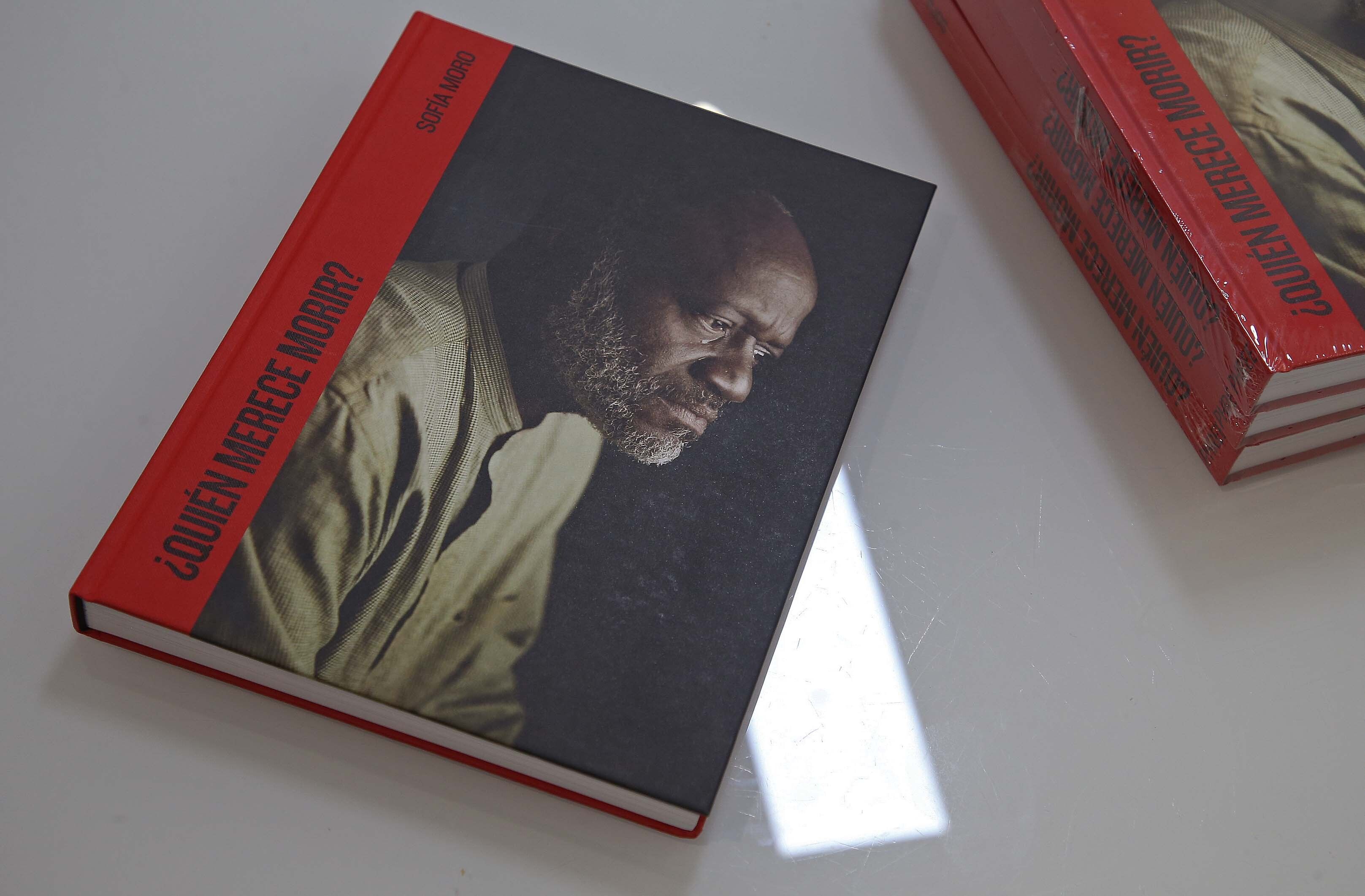 La UFCA  muestra la exposición de Sofía Moro a la Asociación de la Prensa del Campo de Gibraltar