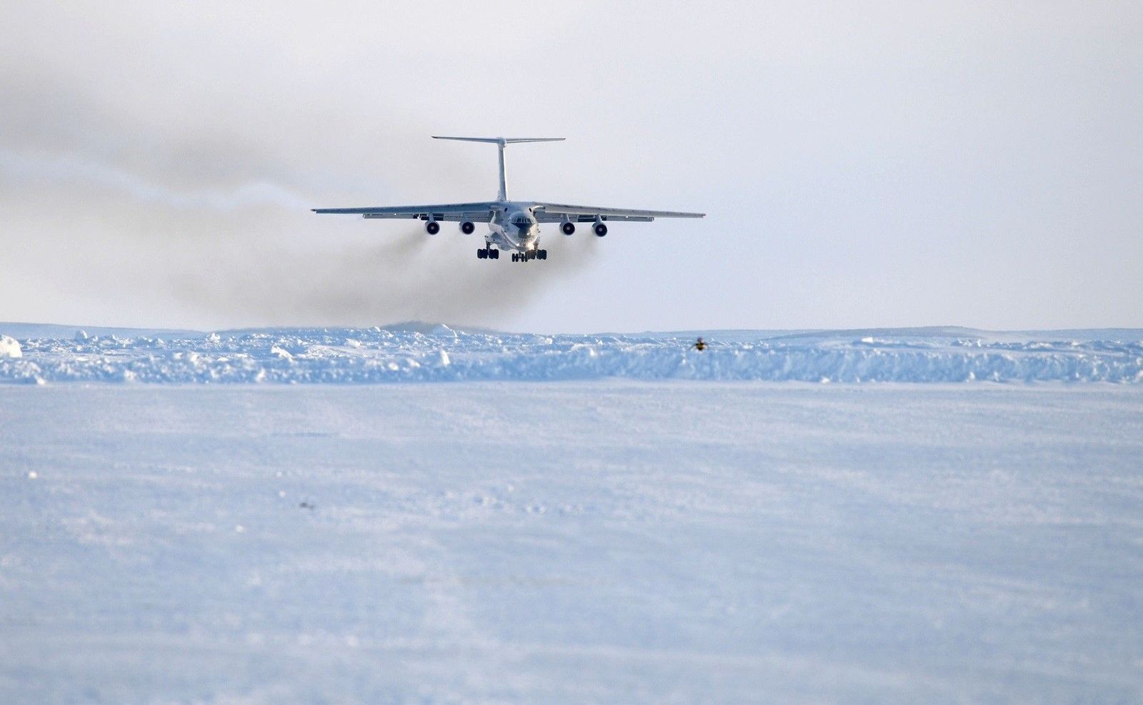Un avión Ilyushin Il-76 aterrizando en Rusia.