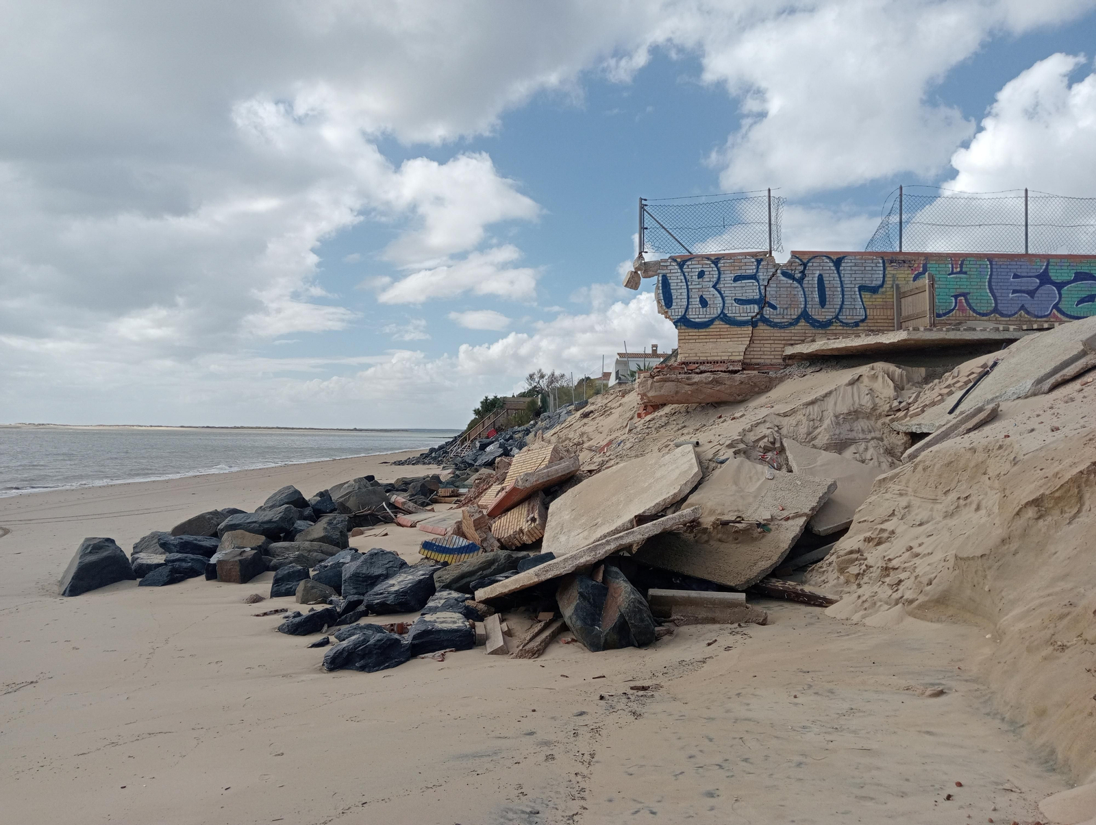 Imágenes de la playa de El Portil tras el temporal de viento y lluvia de ayer en Huelva