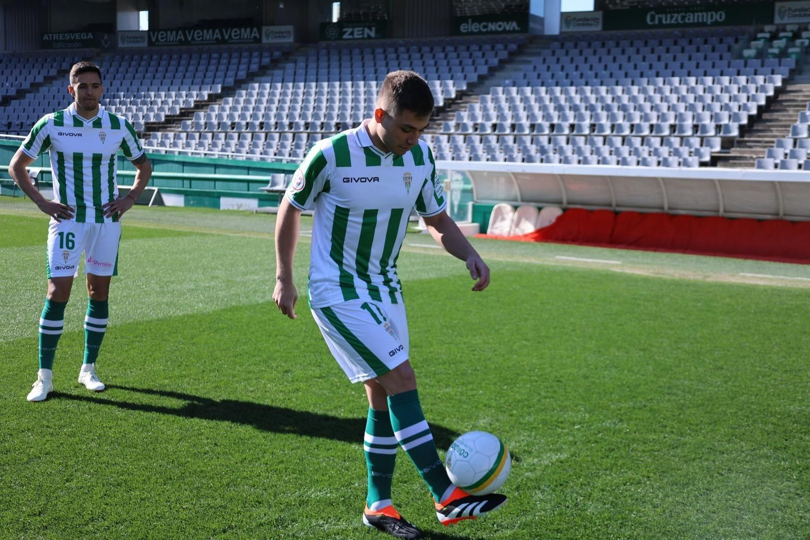 Las imágenes de la presentación de Álvaro Leiva y José Antonio Martínez con el Córdoba CF