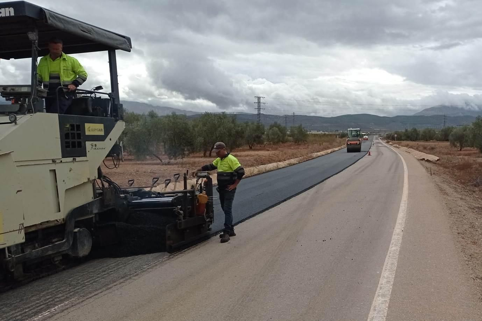 Trabajos de asfaltado en la carretera de acceso al Puerto Seco.