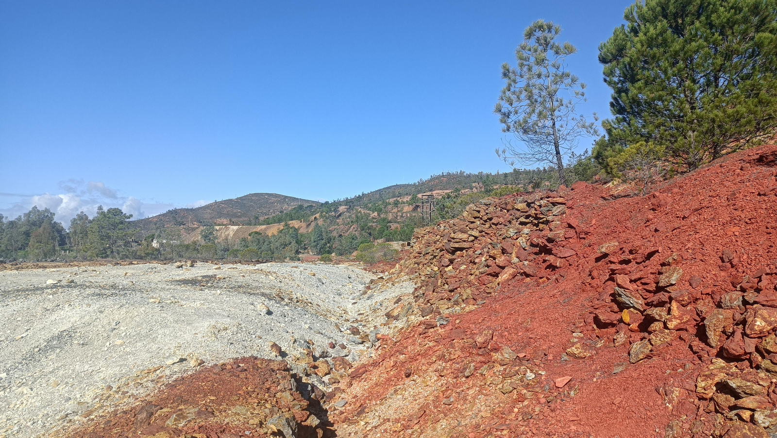 La rojiza tierra roja nos da las claves de por qué el río tiene el color tan característico.