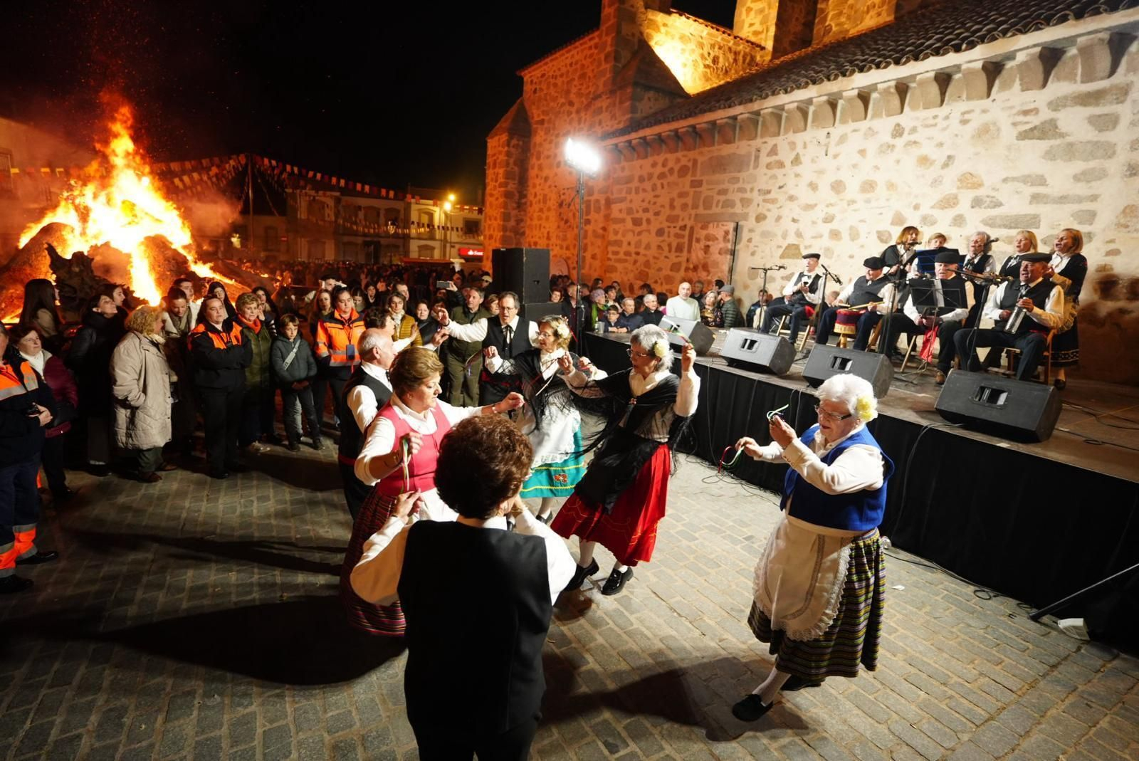 Una actuación en Dos Torres tras el encendido de la candela.