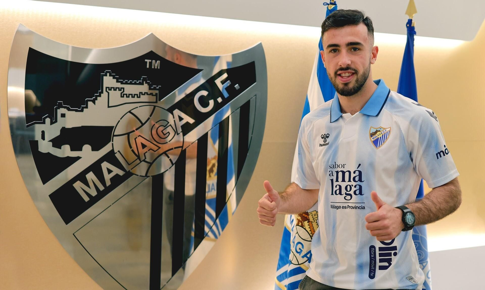 Carlos Puga, ex del Córdoba CF, posa con la camiseta del Málaga tras su reciente fichaje.