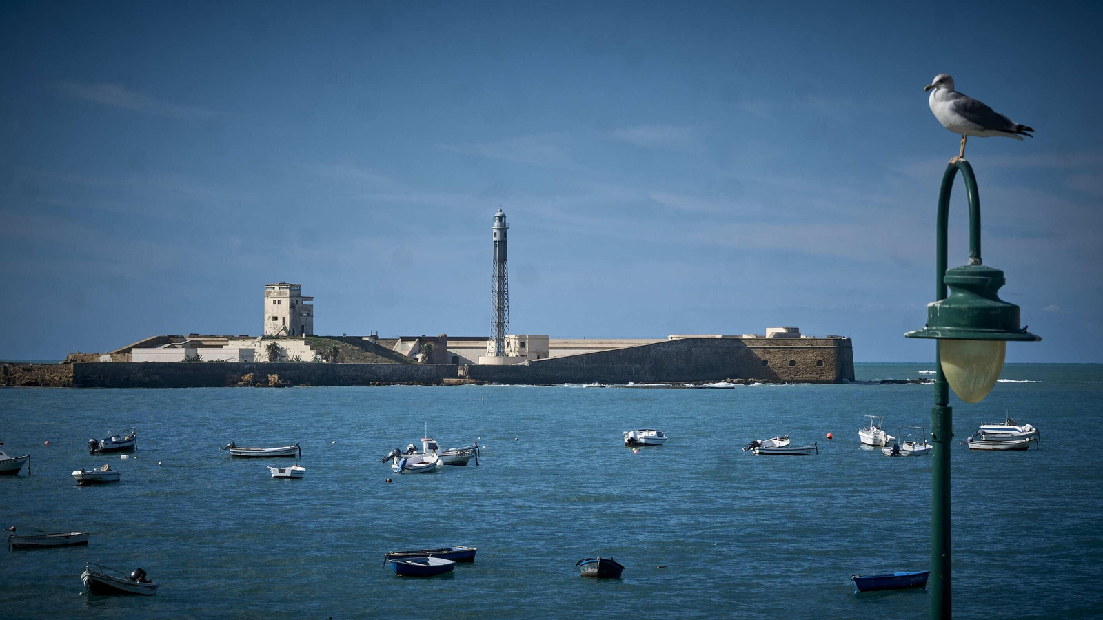 El castillo, desde la playa de la Caleta.