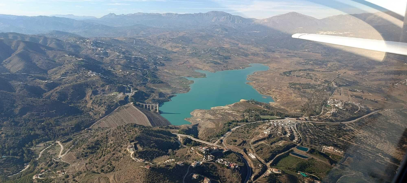 Así está el pantano de La Viñuela, visto desde el aire, en enero de 2024.