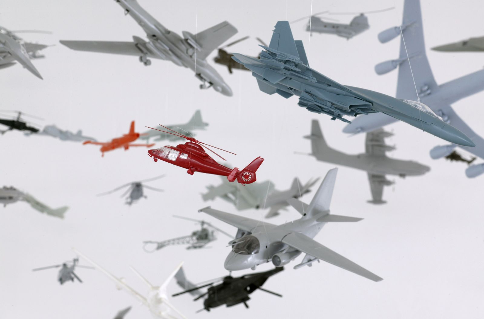 La obra 'Desfile' (Parade) de Fiona Banner, que forma parte de la exposición.