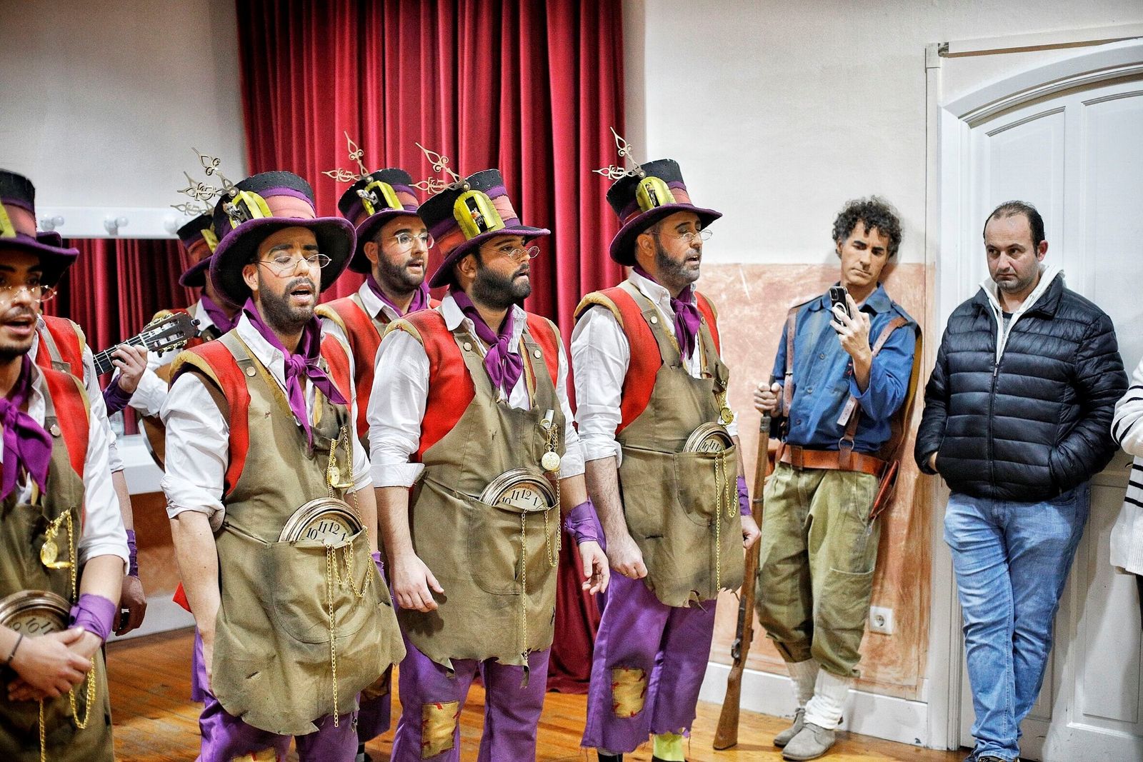 Comparsa 'El paseíto' en camerinos.