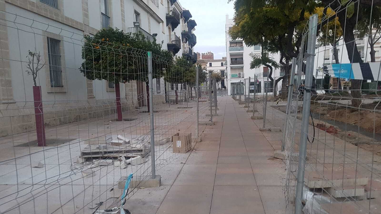 La intervención en la Plaza del Polvorista, donde Apemsa ha aprovechado las obras para mejorar la red de suministro.