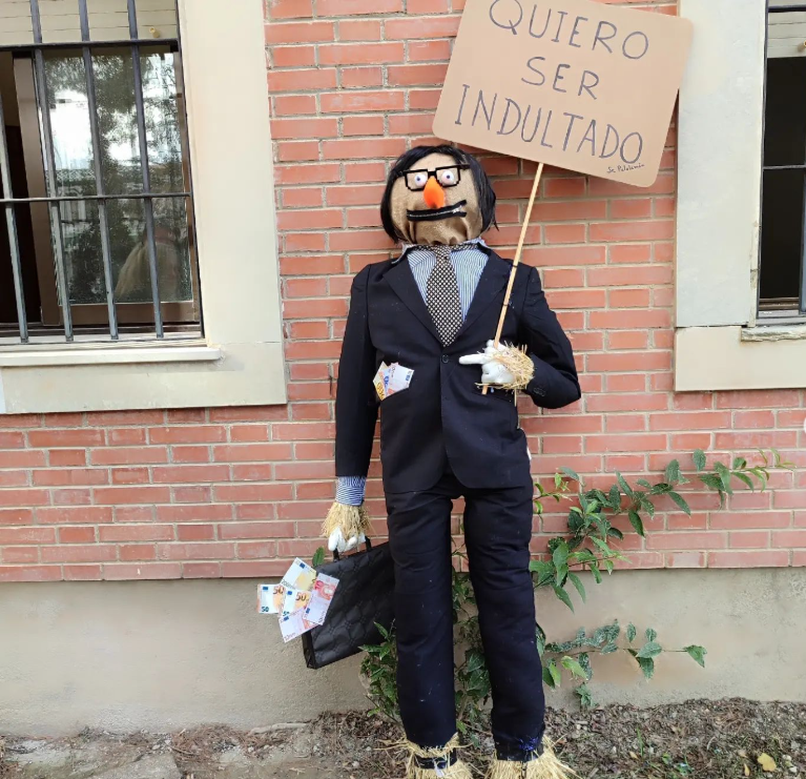 Polémica en redes por el ganador del pelele de Puigdemont que fue quemado en San Antón en Jaén