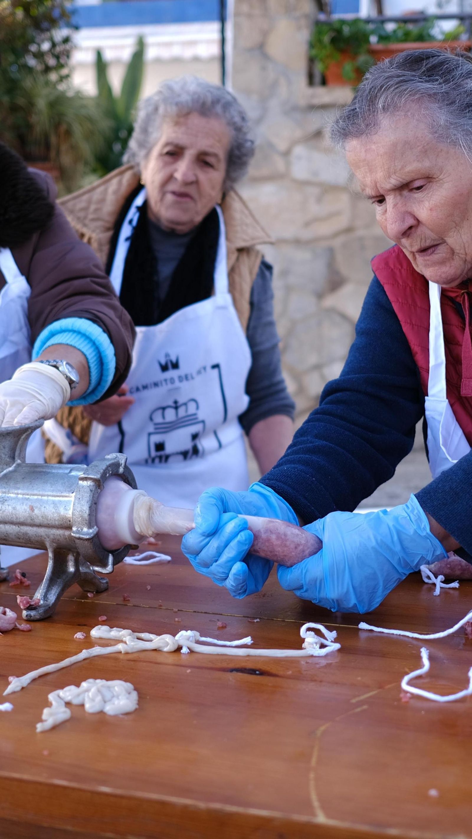 Mondongueras elaborando salchichones.