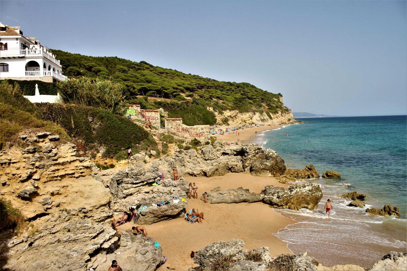 La playa  de Los Castillejos , al final de la avenida Trafalgar, en los Caños de Meca.