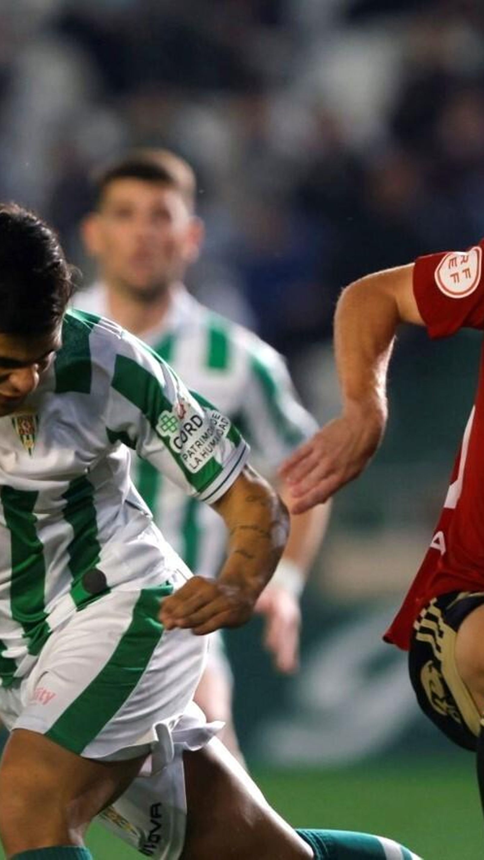 Kuki Zalazar remata de cabeza ante Alberto en el primer tiempo del Córdoba CF - Real Murcia.