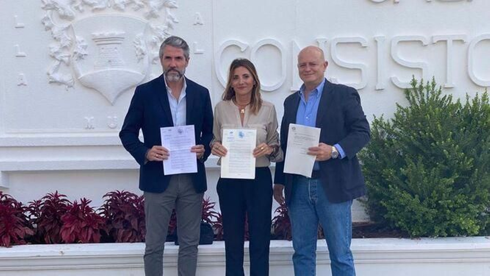 Juan Carlos Maldonado (Por mi Pueblo), Ana Mata (PP) y Juan Carlos Cuevas (Vox), posan tras presentar la moción de censura.