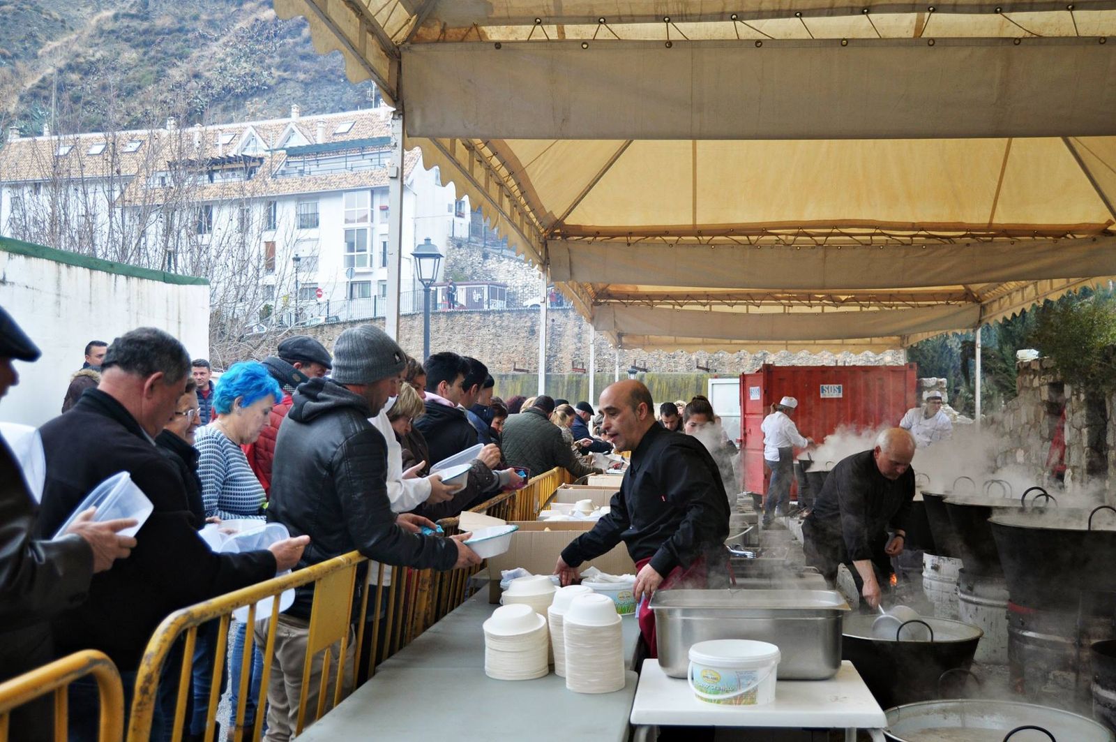Personas esperando para recibir su plato de Olla de San Antón