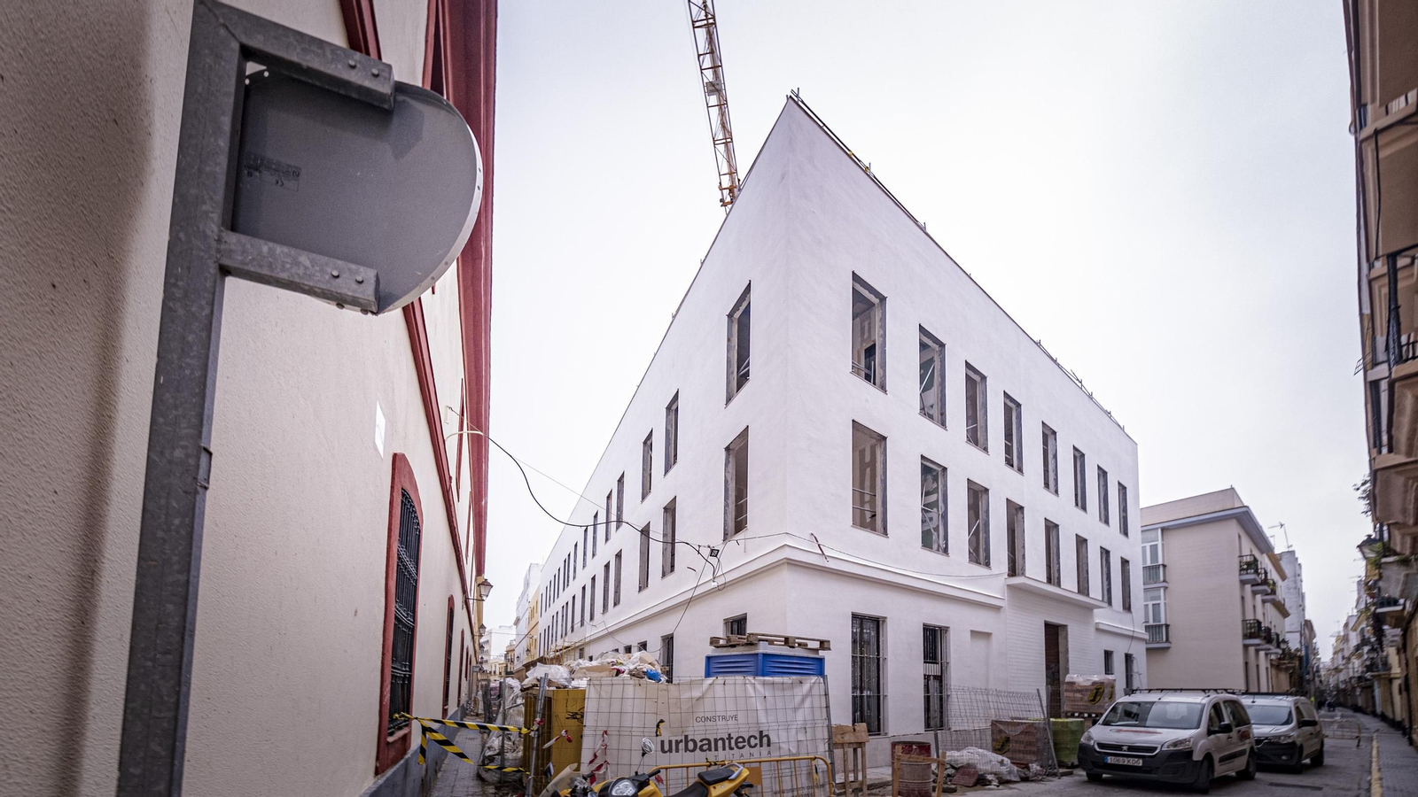 El nuevo bloque de 30 pisos con piscina en pleno corazón del Mentidero.