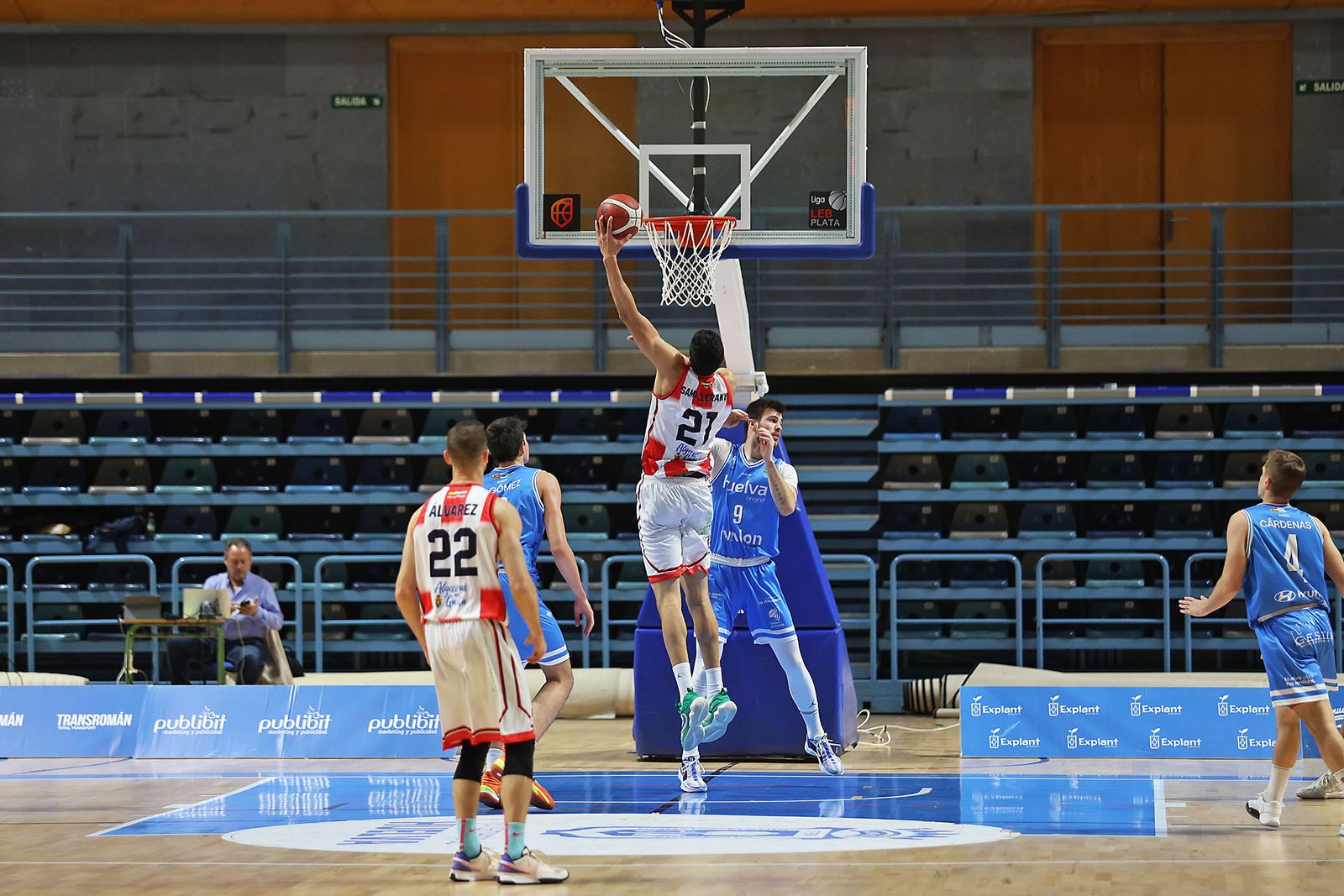 Imágenes del encuentro de baloncesto entre el Ciudad de Huelva y el Damex UDEA Algeciras