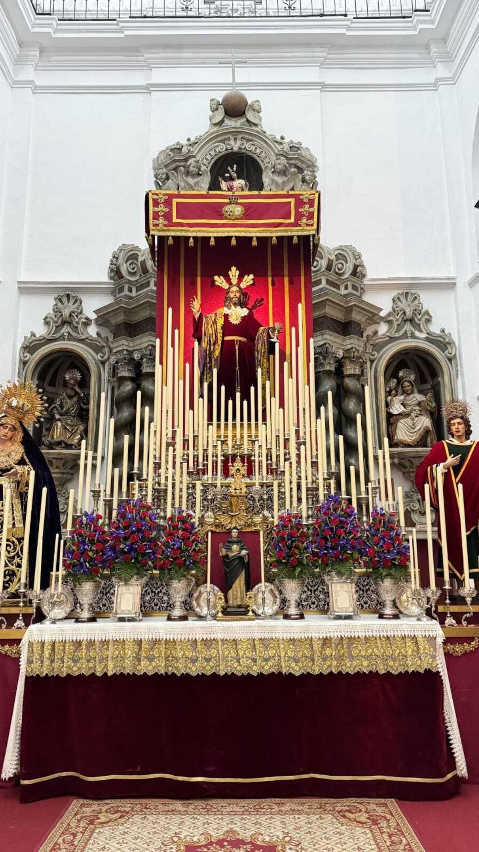 Altar de cultos dispuesto por la hermandad de la Sagrada Cena.