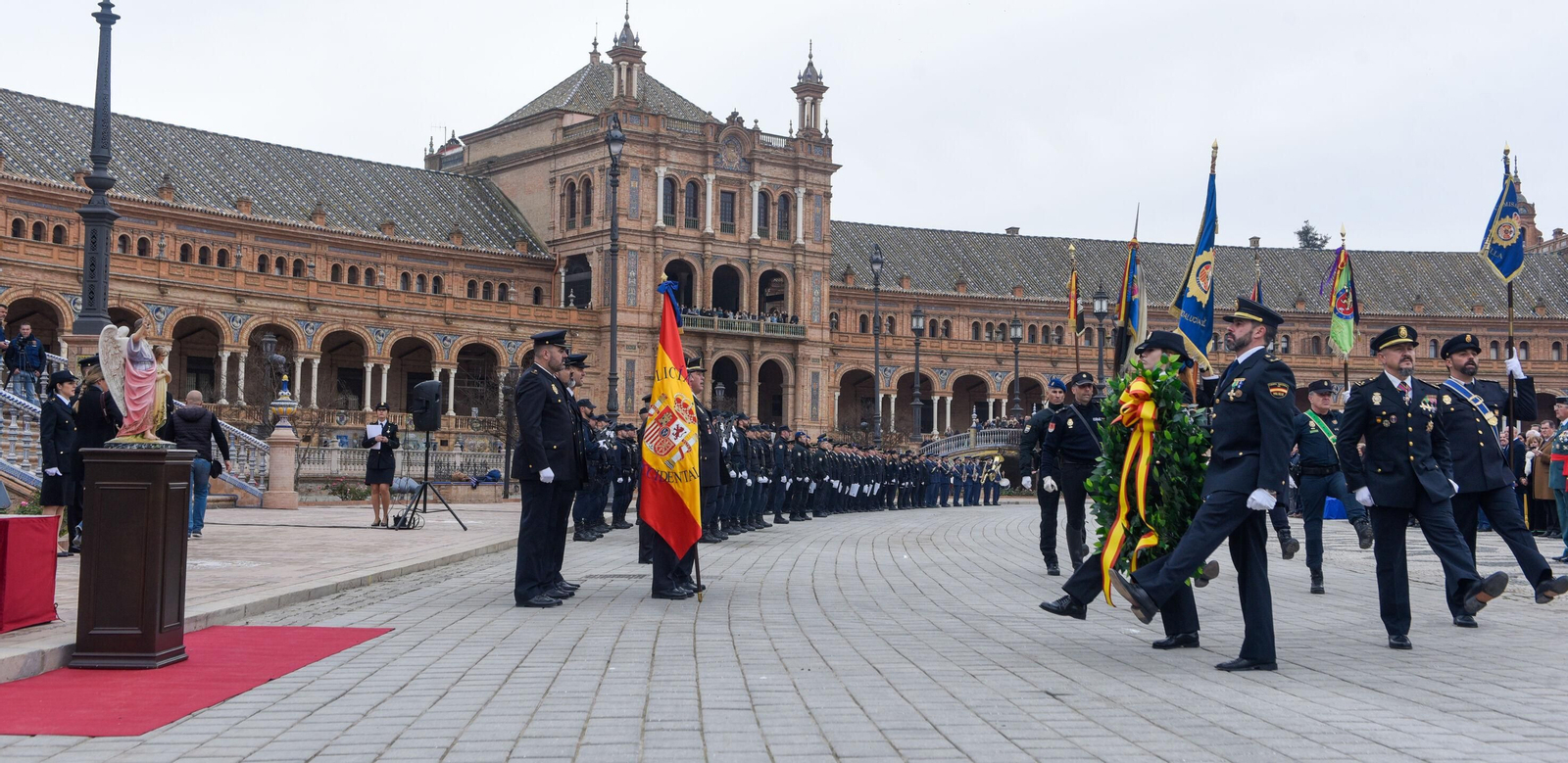 Homenaje a los caídos durante el acto del Bicentenario, el 13 de enero en la Plaza de España de Sevilla.
