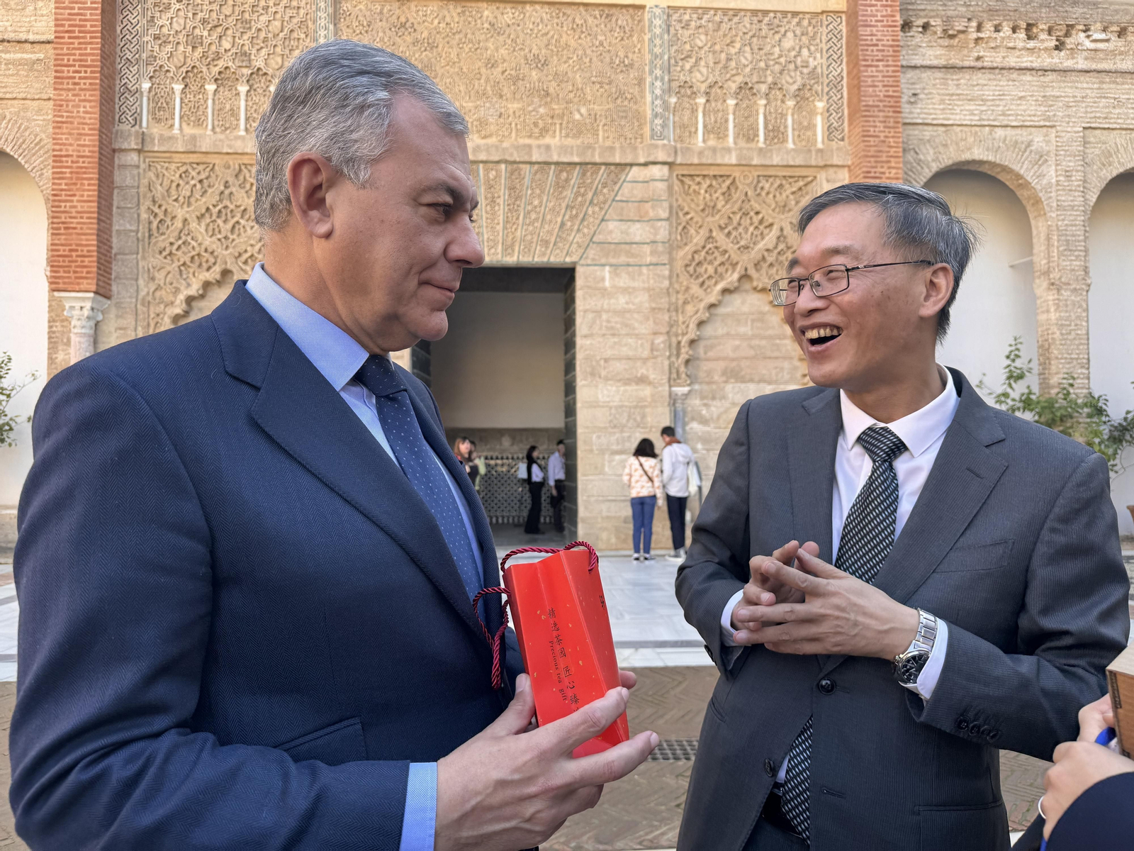 El alcalde de Sevilla, José Luis Sanz, recibe en el Real Alcázar al Embajador de China en España