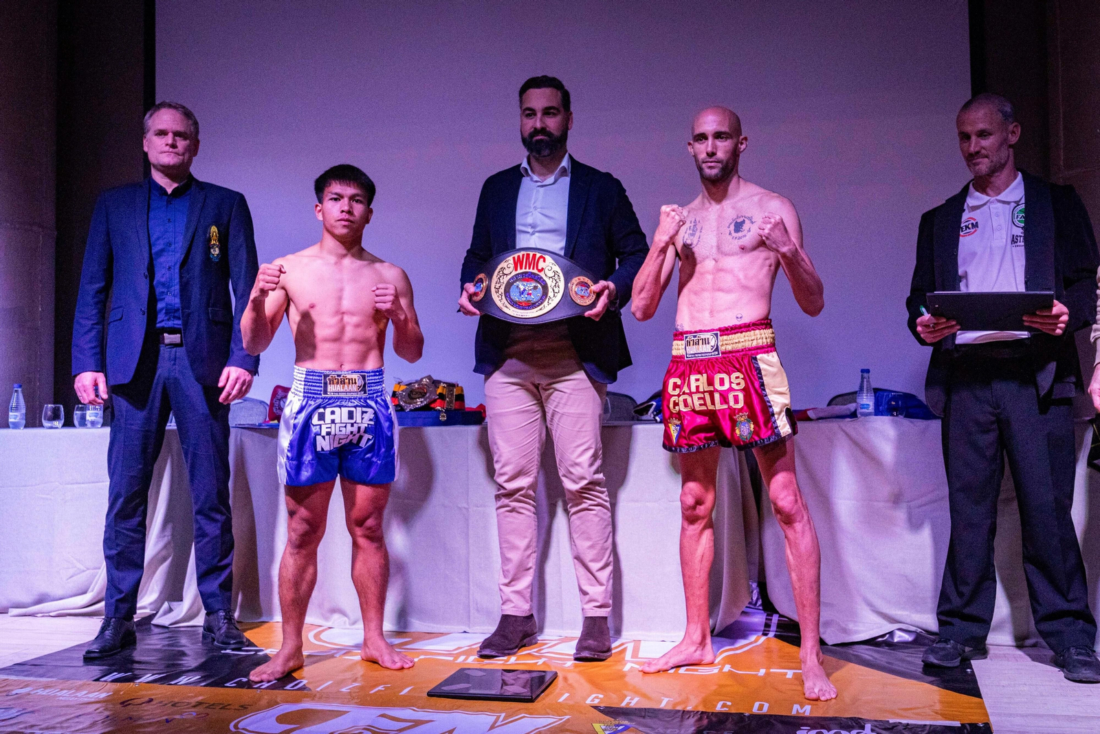 Carlos Coello y Jatuphon Raksapa, con el concejal de Deportes sosteniendo el cinturón de campeón.