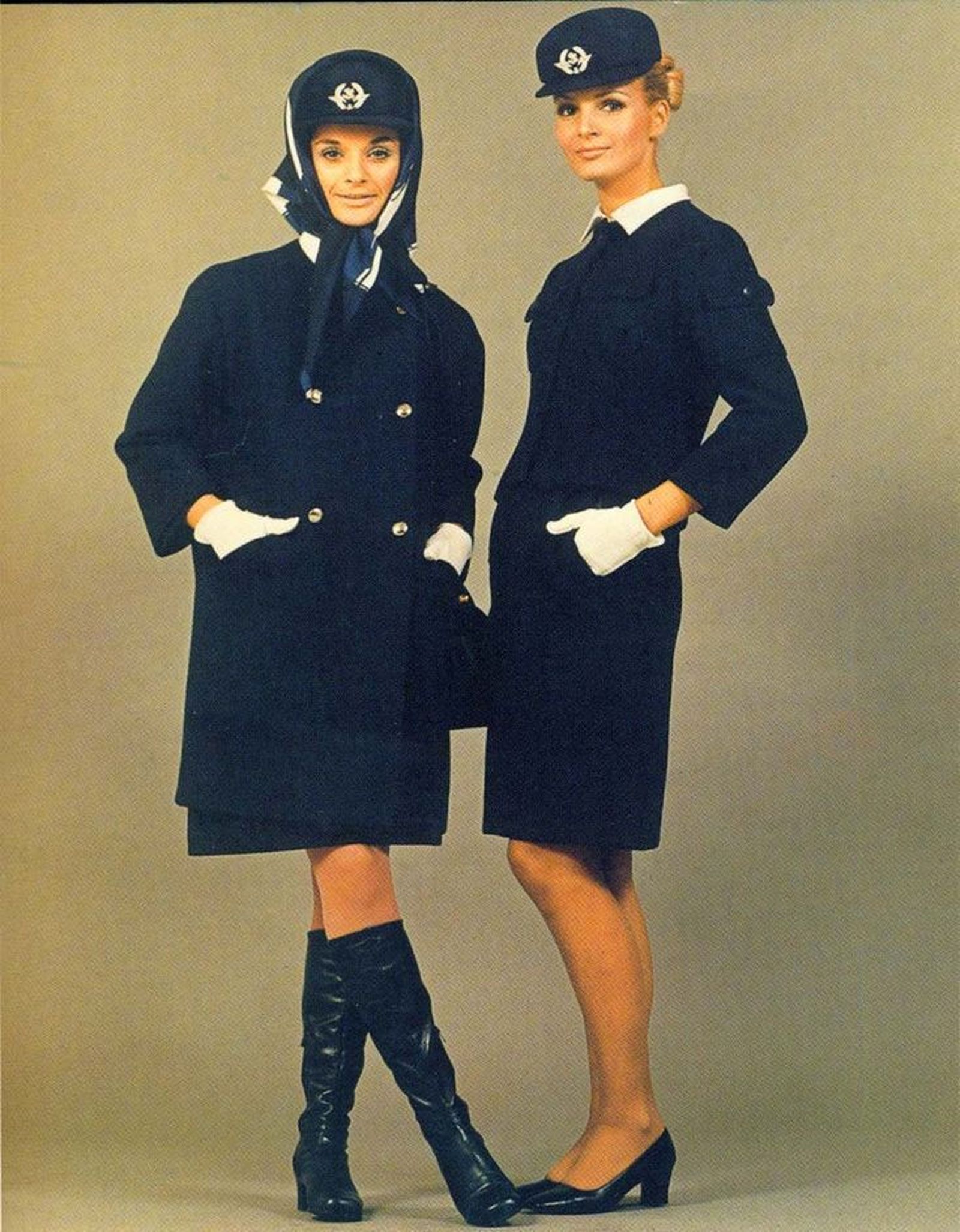 Dos azafatas como el modelo de invierno diseñador por Balenciaga para Air France a finales de los años 60